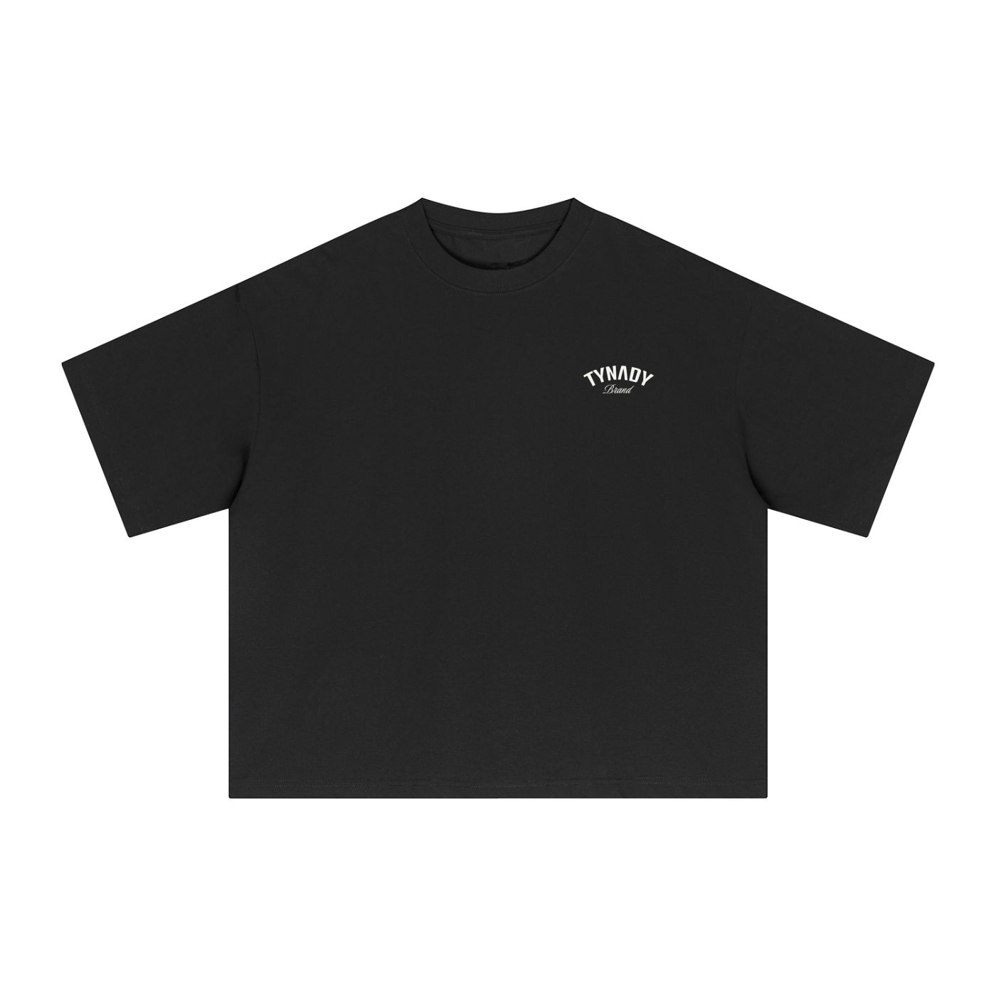 T-shirt preta Bag Tee Tynady Brand — frente — badge TYNADY Brand peito esquerdo — Chapter 01